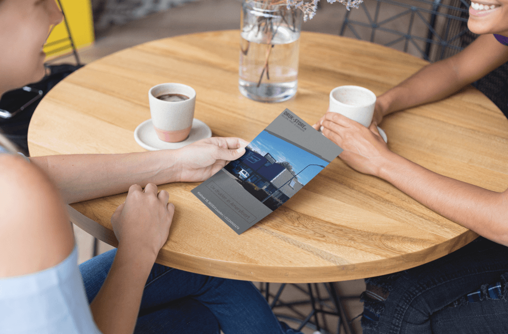 Voorbeeld klant houdt flyer vast